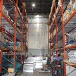 Overzichtelijke stellingen in een koelcel voor efficiënte opslag van producten in de horeca.