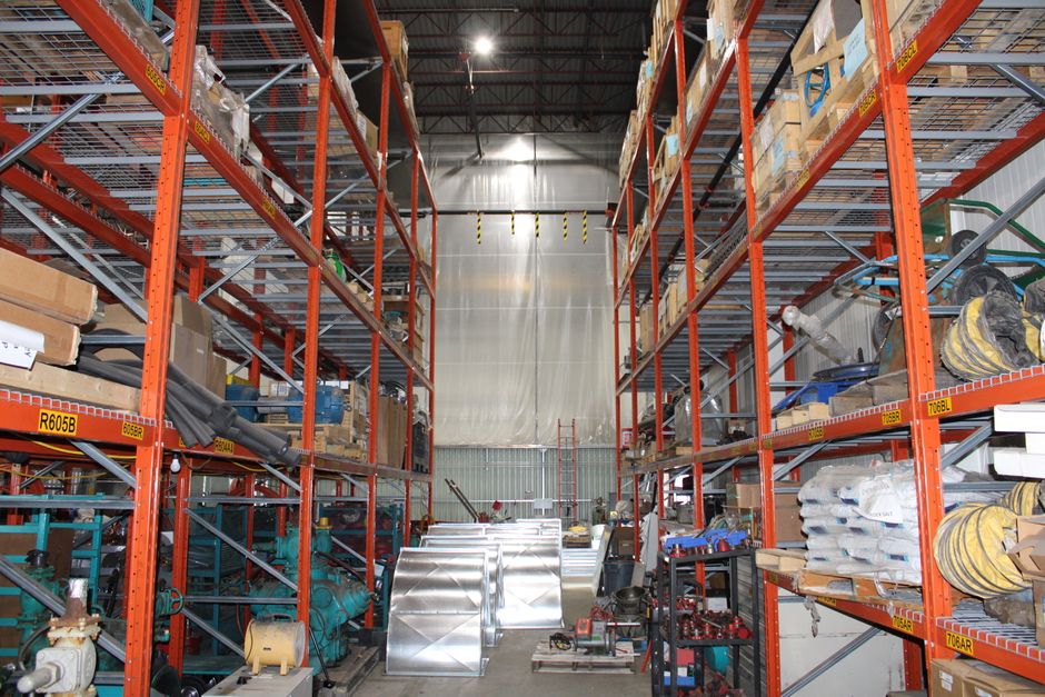 Overzichtelijke stellingen in een koelcel voor efficiënte opslag van producten in de horeca.